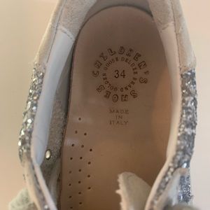 Golden gooses! comes with the box to!